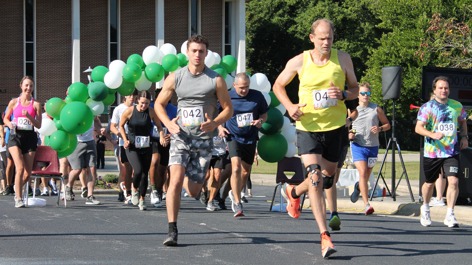 Runners start a 5k on campus